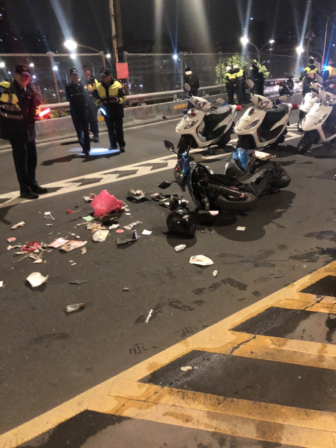 邱男攜毒擔心遭逮，竟駕車在板橋四處奔逃，最後在新海橋上撞上路人機車後停下，乖估就逮。（翻攝畫面）