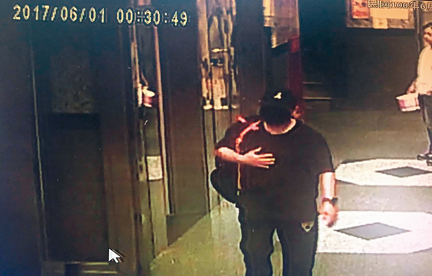 要弒兄之前，林宗耀穿著黑衣進到卡拉OK。（翻攝畫面）