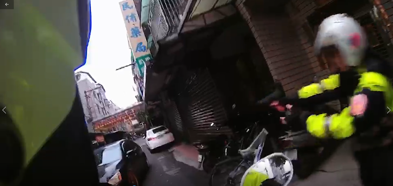 巡邏警網發現黃男座車行跡可疑上前盤查，結果黃男卻加速逃逸，警方開槍制止。（翻攝畫面）