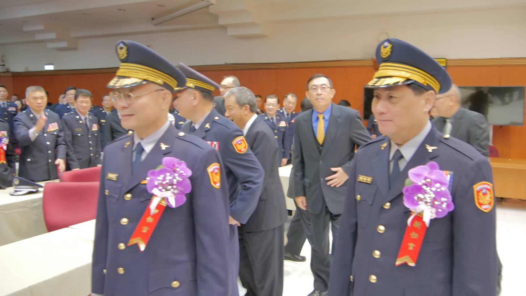 新北市警局卸任局長胡木源(左)將調任國安局副局長,陳檡文(右)則接掌新北市警局。(警方提供)