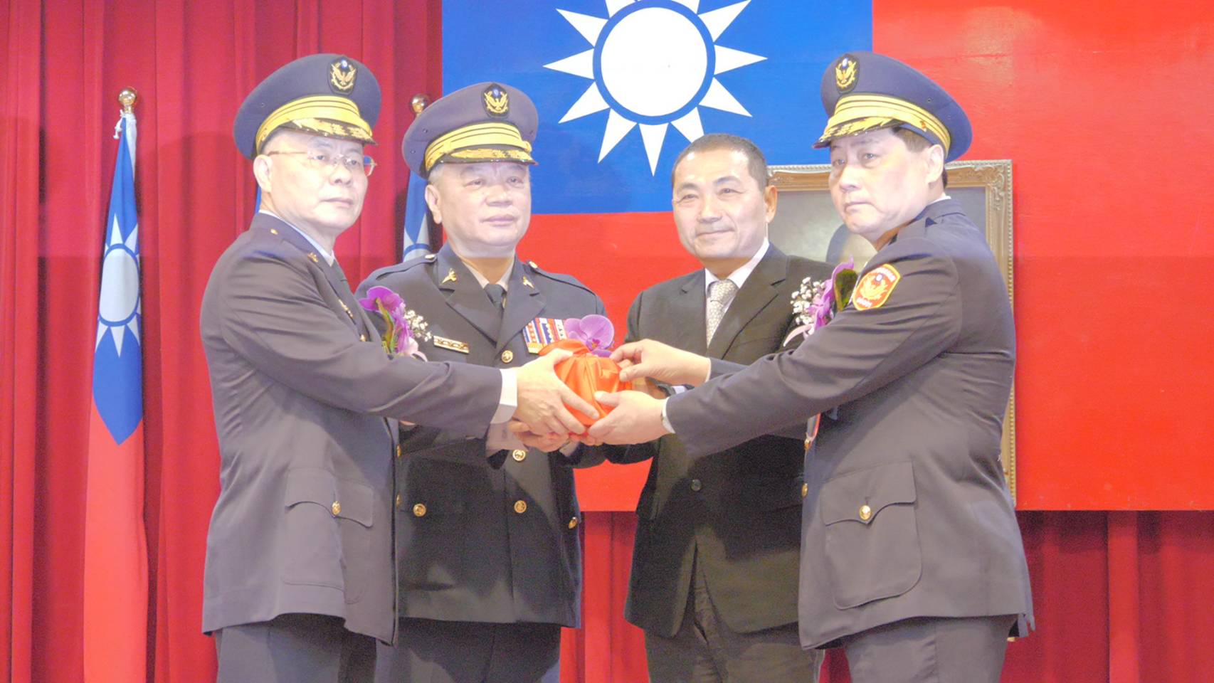 新北市警局上午舉行新、卸任局長交接布達儀式，新任的局長陳檡文（右一）是警大45期刑事警察學系畢業，與侯友宜是警大同學。（警方提供）