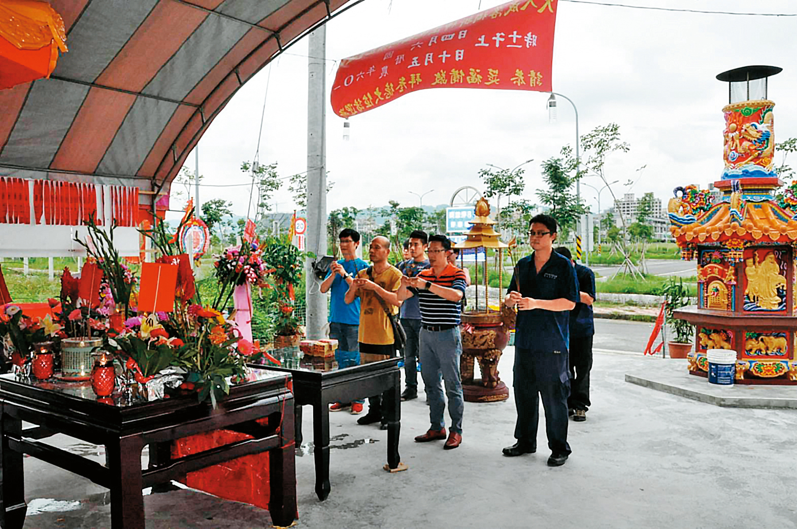 警方透露，辦案人員一拜完土地公，不到10分鐘就找到凶器。