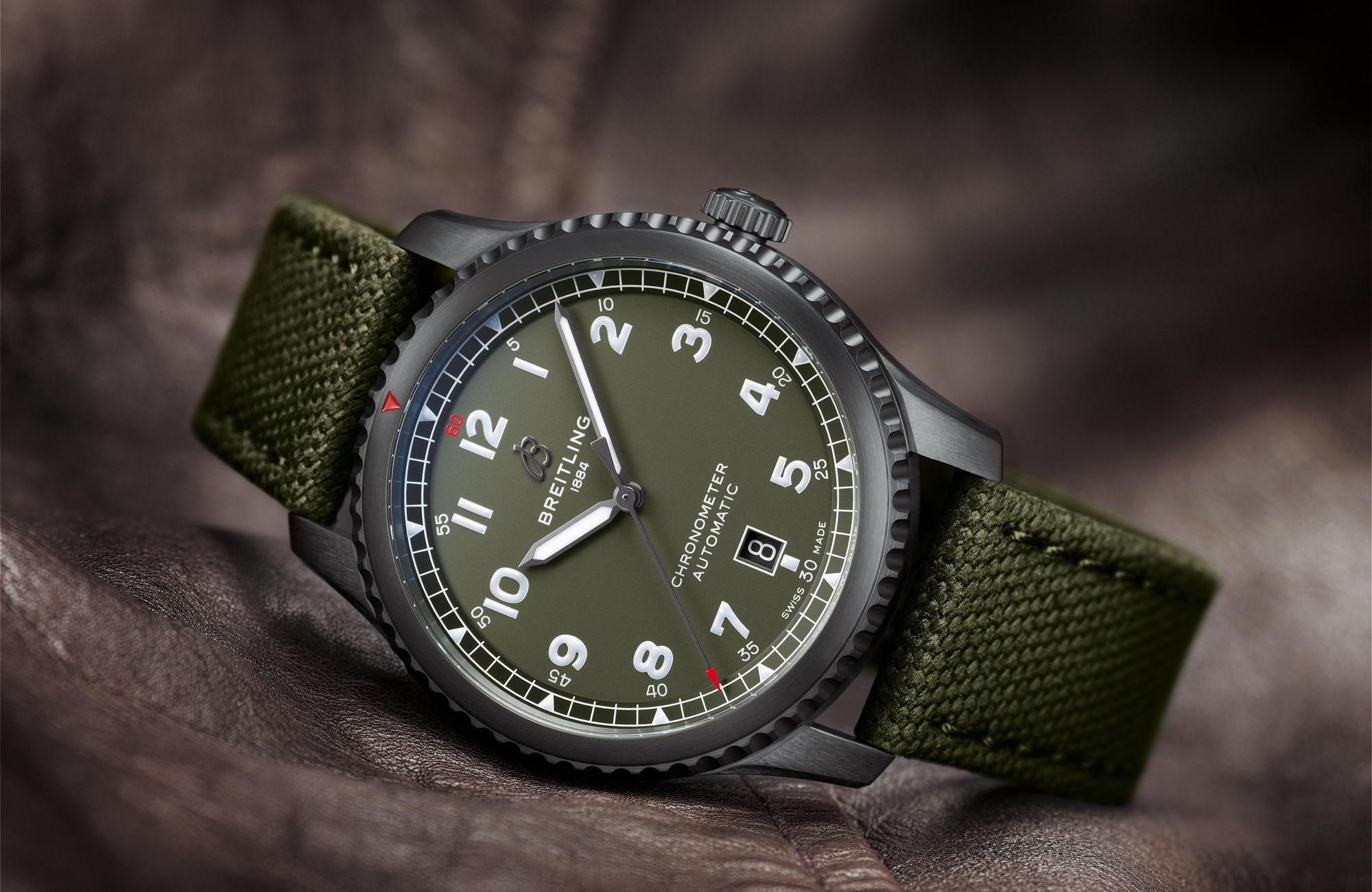 Aviator 8寇帝斯戰鷹自動航空腕錶,41mm DLC精鋼錶殼,裝載百年靈17型機芯,建議售價NT$130,000。