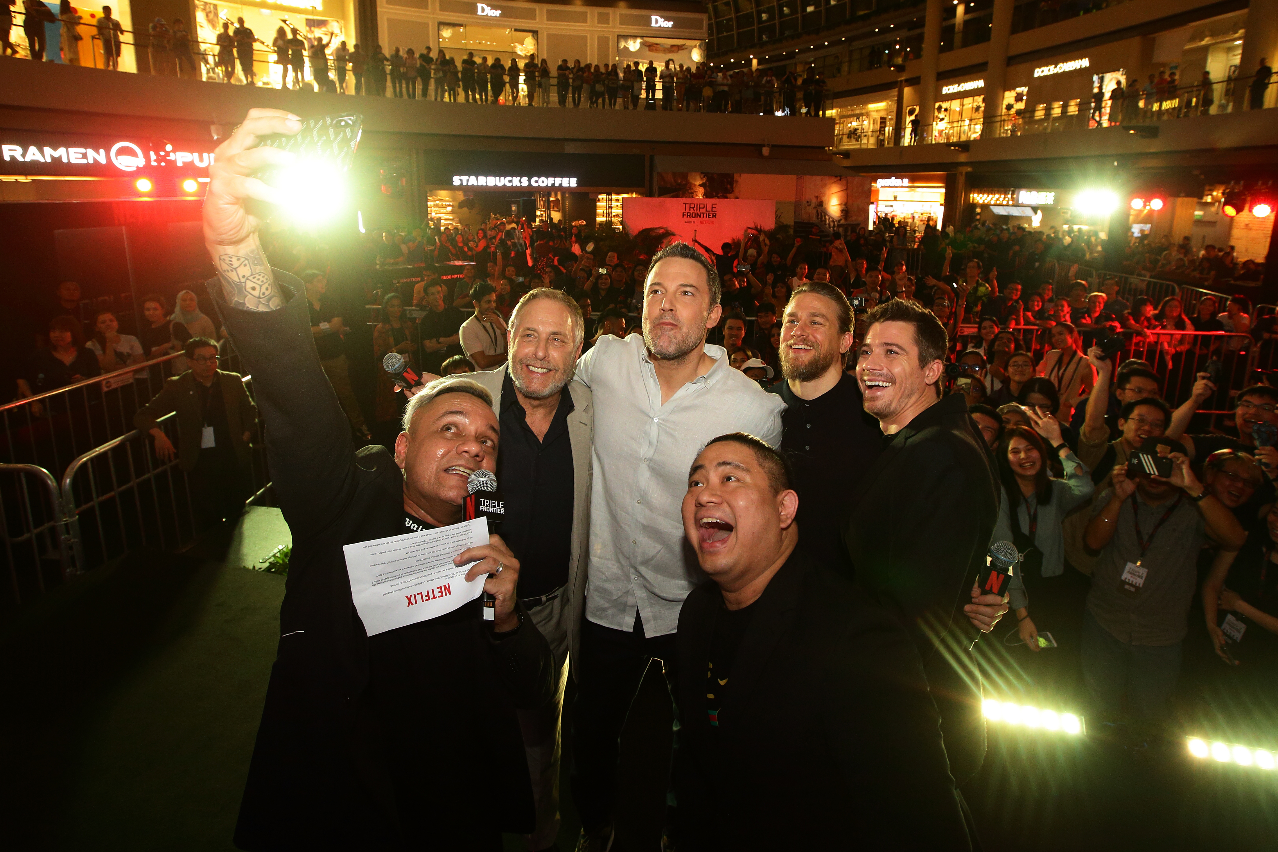 班艾佛列克、查理漢納等人為電影《三重邊界》赴新加坡宣傳，一行人開心與粉絲大合照。（Netflix提供）