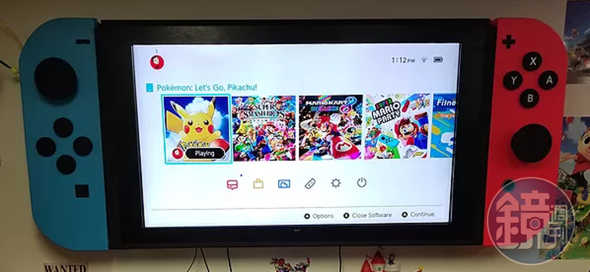 大功告成！巨大的Switch在牆上相當搶眼。