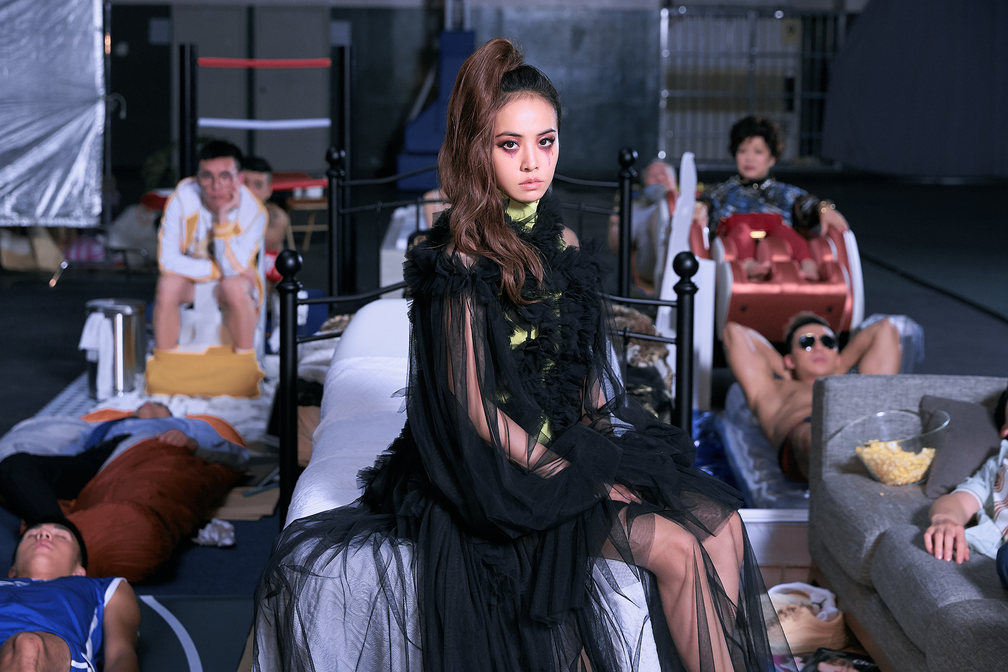 蔡依林的新歌〈消極掰〉MV將於明（12日）曝光，她穿著華服卻一臉喪志神情，消極到極點。（索尼音樂提供）