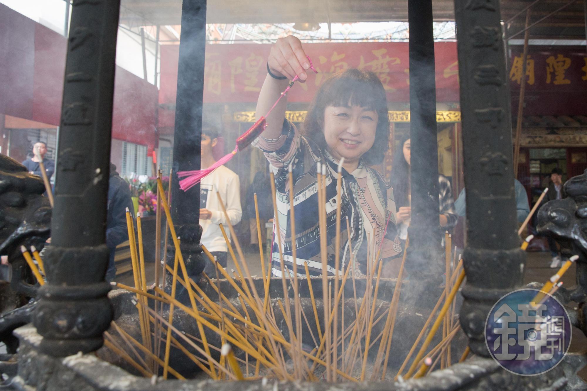 入境隨俗到霞海城隍廟參觀，深谷薰也在工作人員解說下，體驗台灣民俗過香爐。