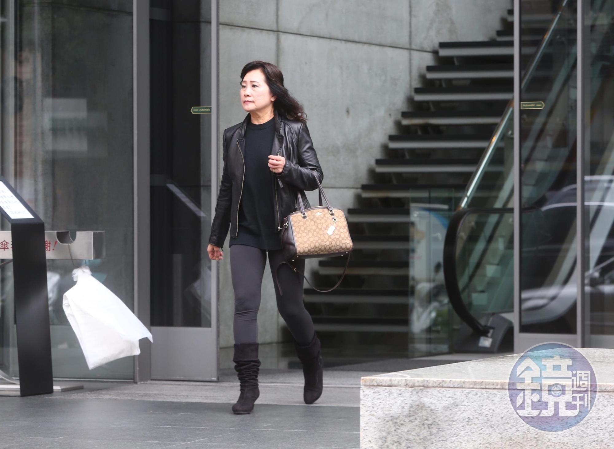 已故的職棒味全龍隊總教練徐生明的遺孀謝榮瑤，11日拜會頂新和德文教基金會創辦人魏應充，洽談味全龍復隊事宜。