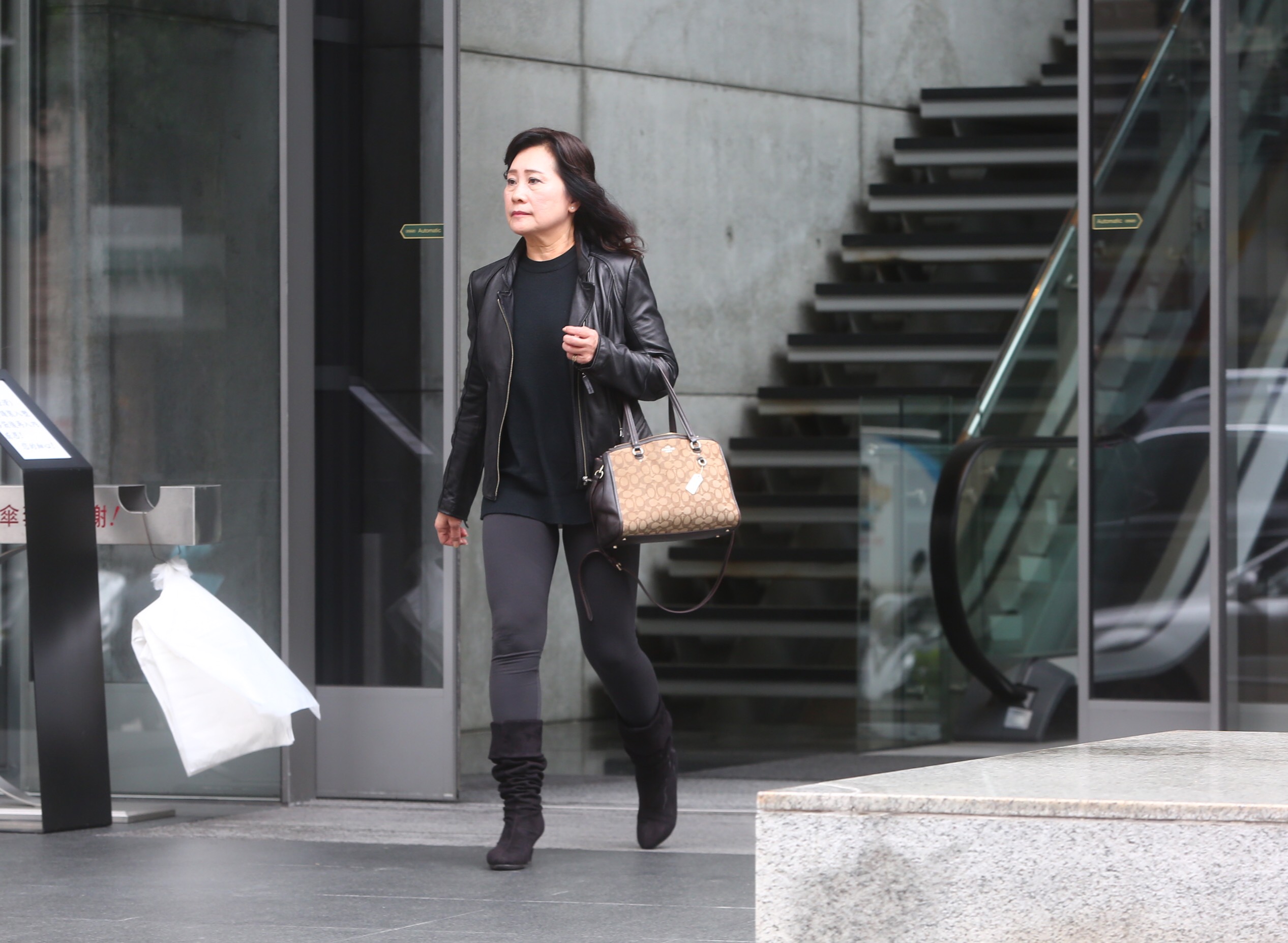 已故的職棒味全龍隊總教練徐生明的遺孀謝榮瑤，11日拜會頂新和德文教基金會創辦人魏應充，洽談味全龍復隊事宜。