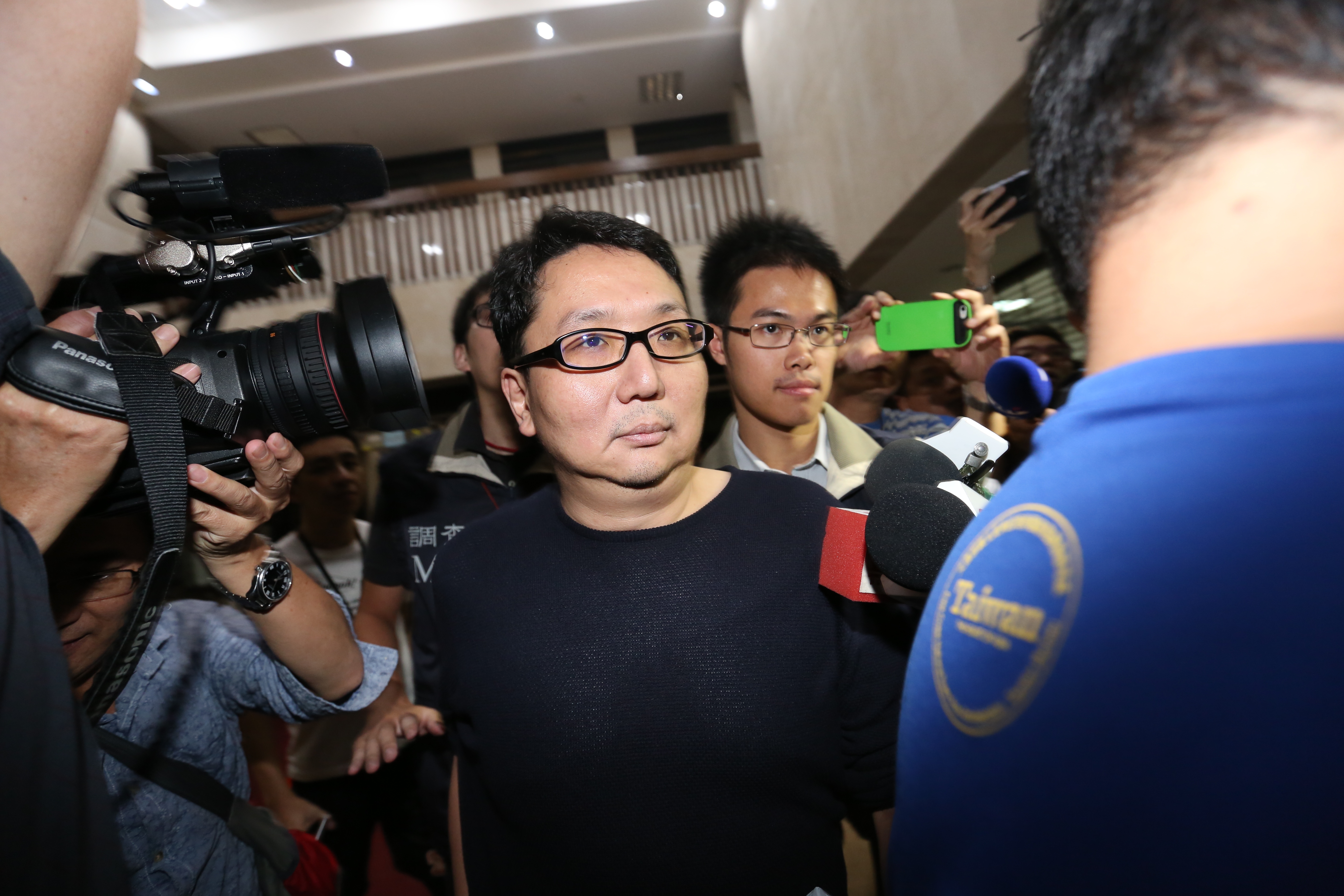 今日許金龍籌足2億現金，由家人匯至法院專戶辦保，結束2年半的羈押生活，須每日至派出所報到。