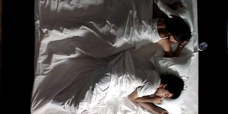 查爾斯吉伯特（下）曾演出已故伊朗導演阿巴斯的錄像裝置藝術作品《Sleepers》。（翻攝自onvi.space）