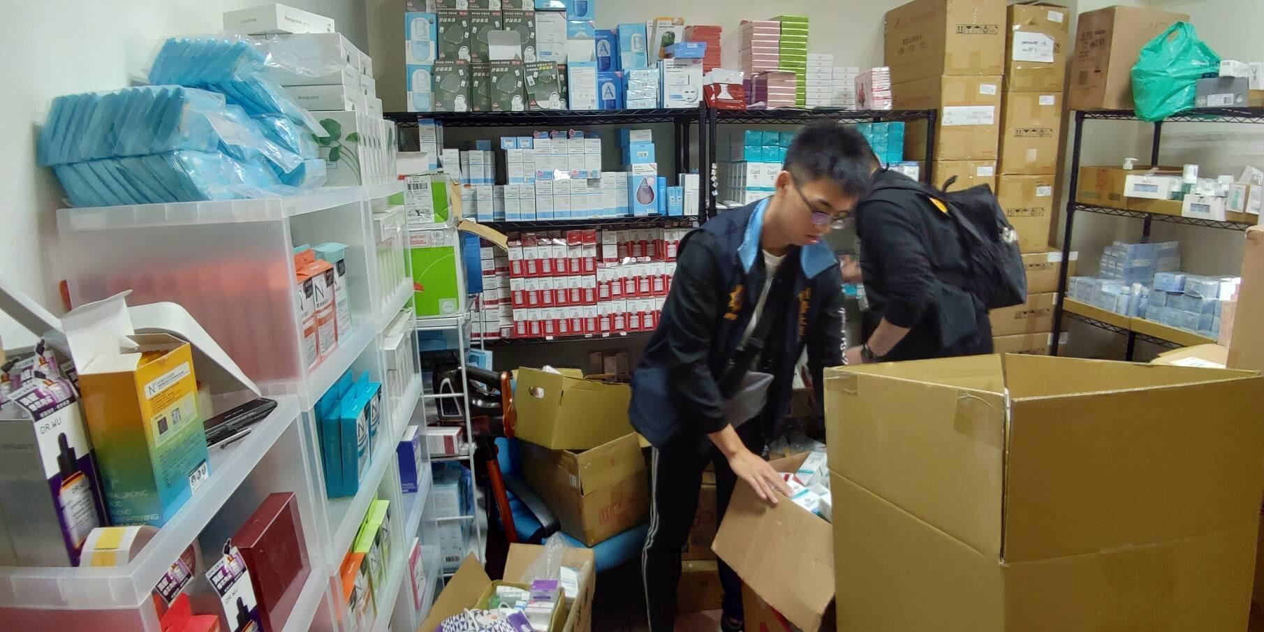 嫌犯共得手近300萬元商品。（刑事局提供）