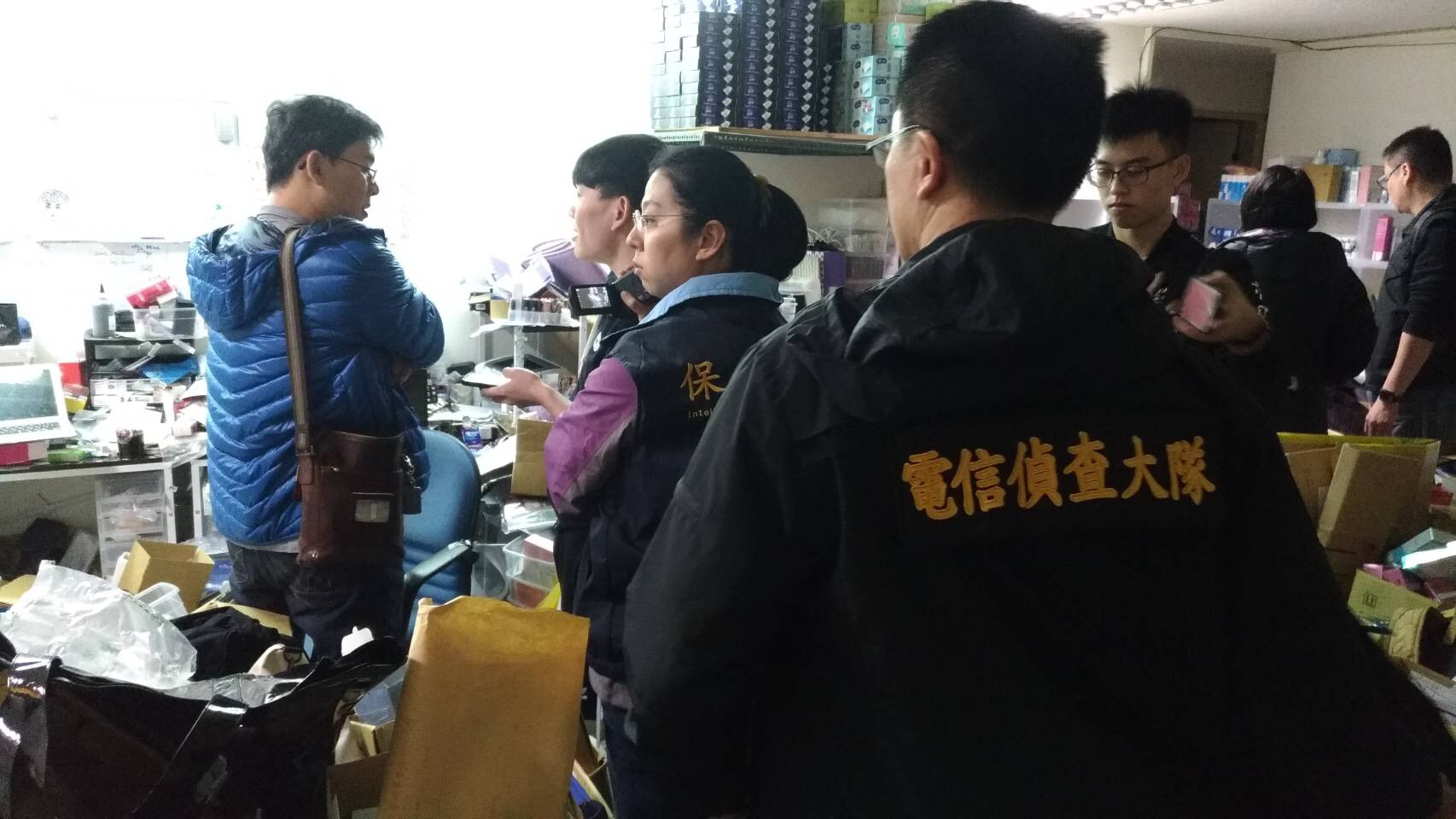 警方前往嫌犯家中搜索，發現其利用APP漏洞詐購屈臣式商品。（刑事局提供）