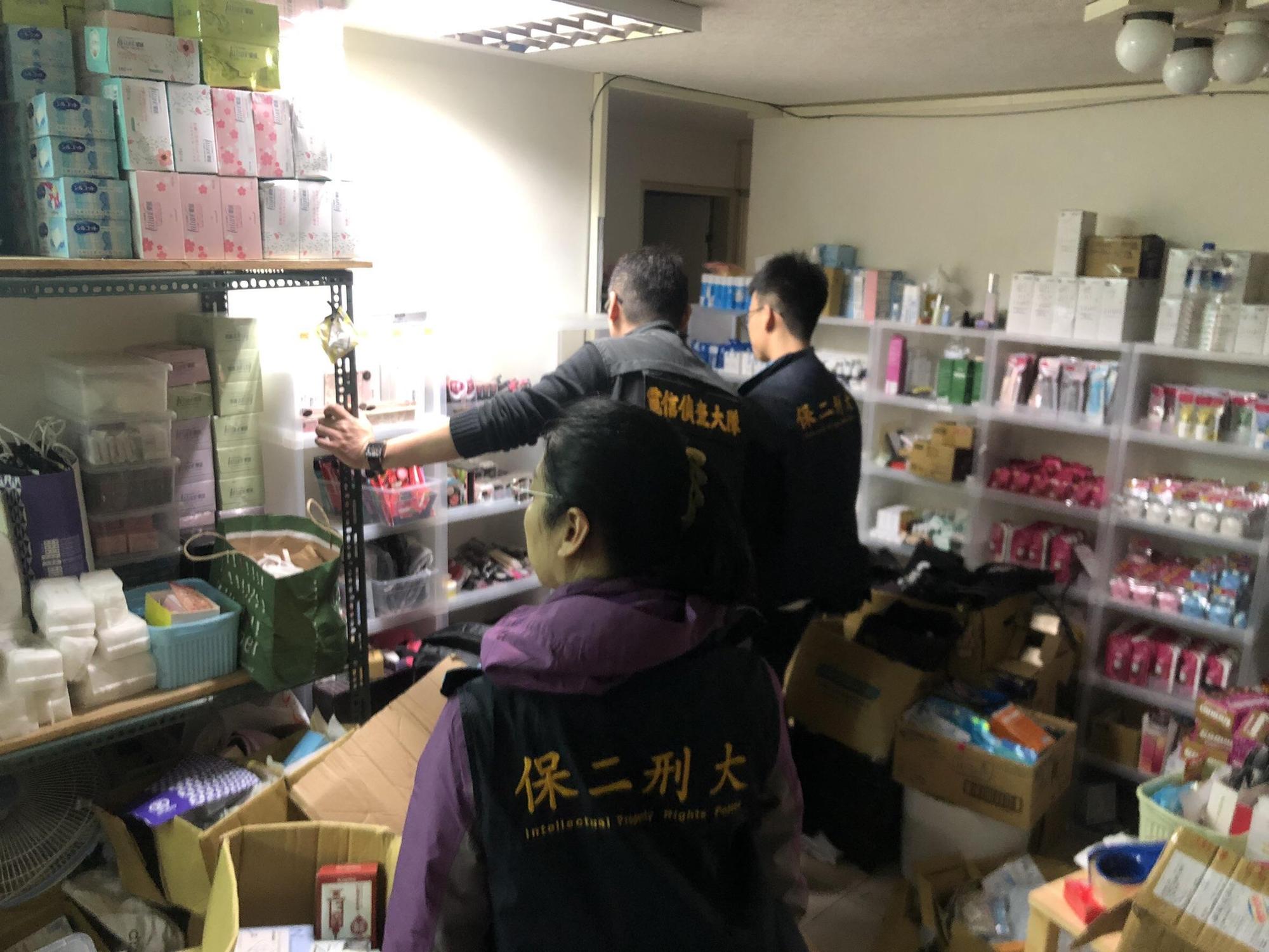 警方發現大量詐購得來的網路商品。（刑事局提供）