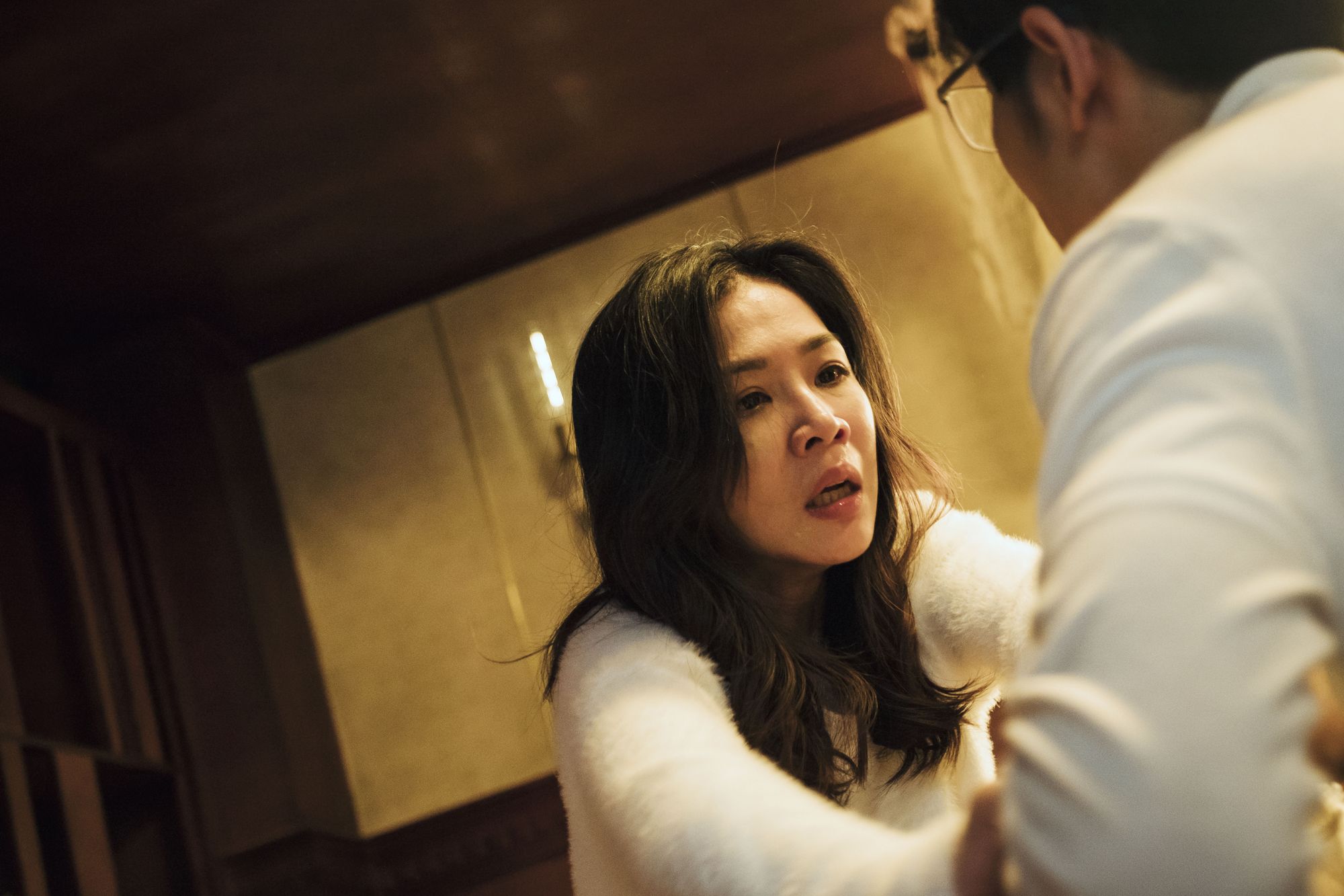 在公視劇集《魂囚西門》中謝盈萱在沈金發與余秀淇人格來回轉換，嚇傻網友。（公視提供）