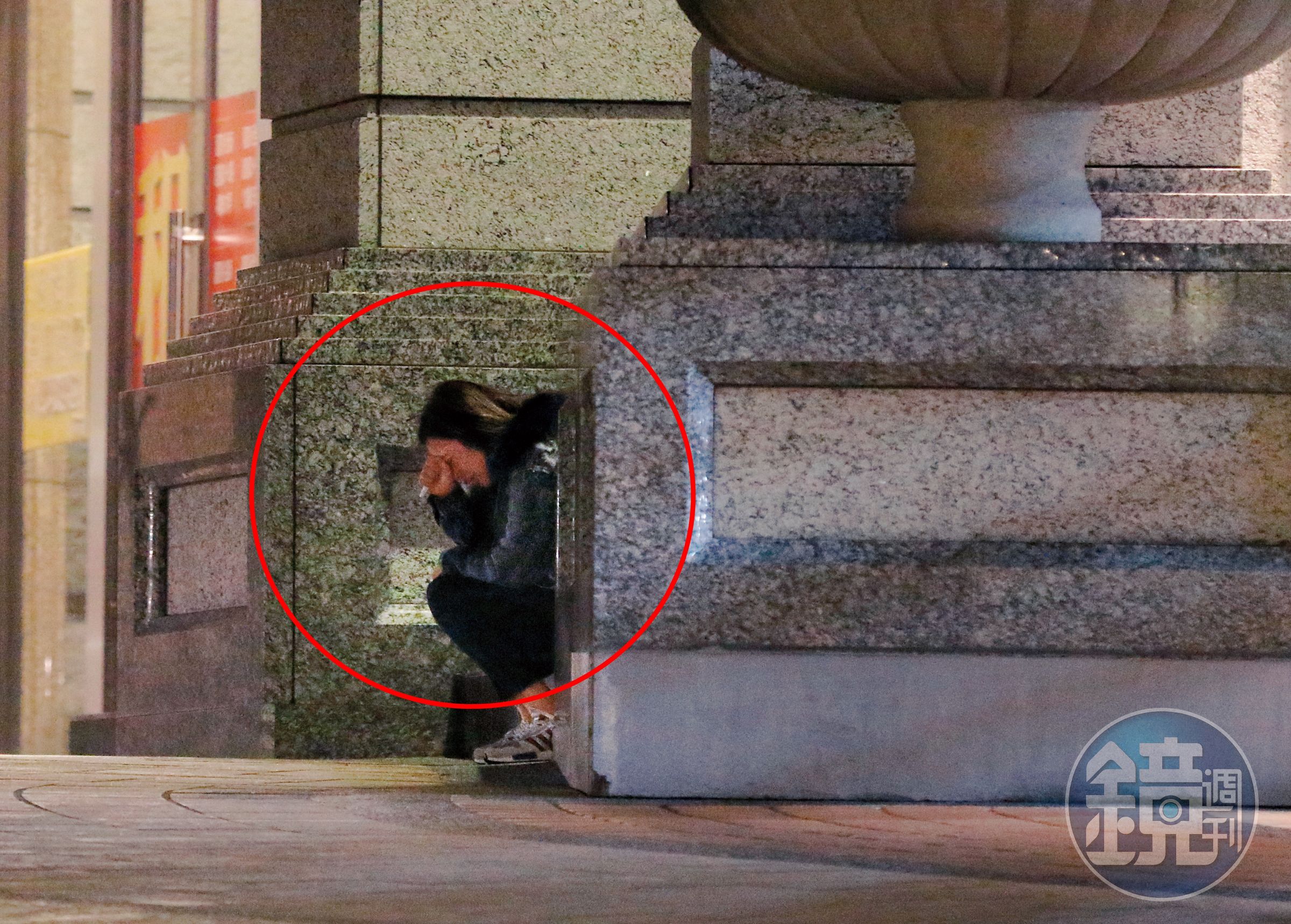 2/28 00:55 Vivian一下車就忍不住蹲下大哭，哭聲大到連路人都聽得到。