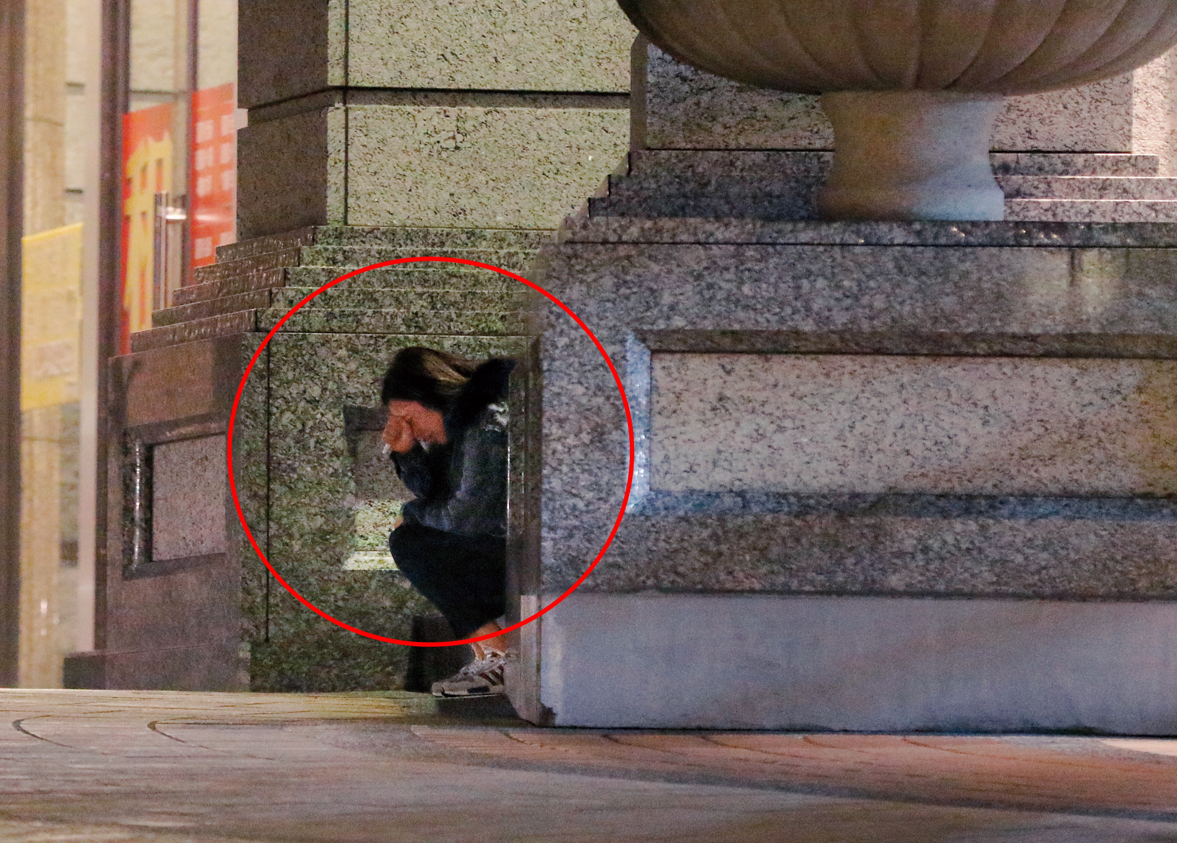 2/28 00:55 Vivian一下車就忍不住蹲下大哭，哭聲大到連路人都聽得到。