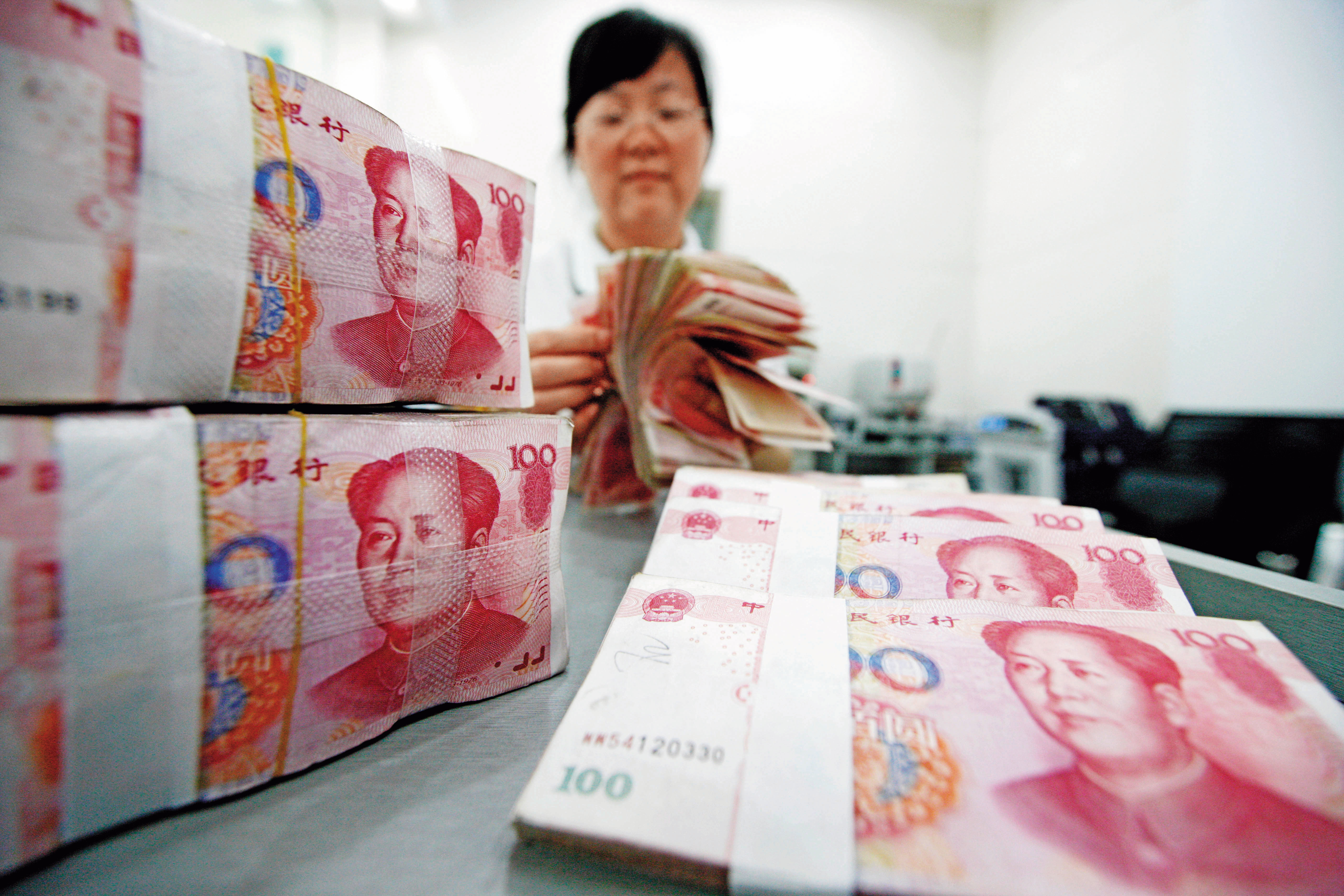 新興市場貨幣去年紛紛重創，披索跌、人民幣也大修正，整體新興市場價格因此相對便宜。（東方IC）