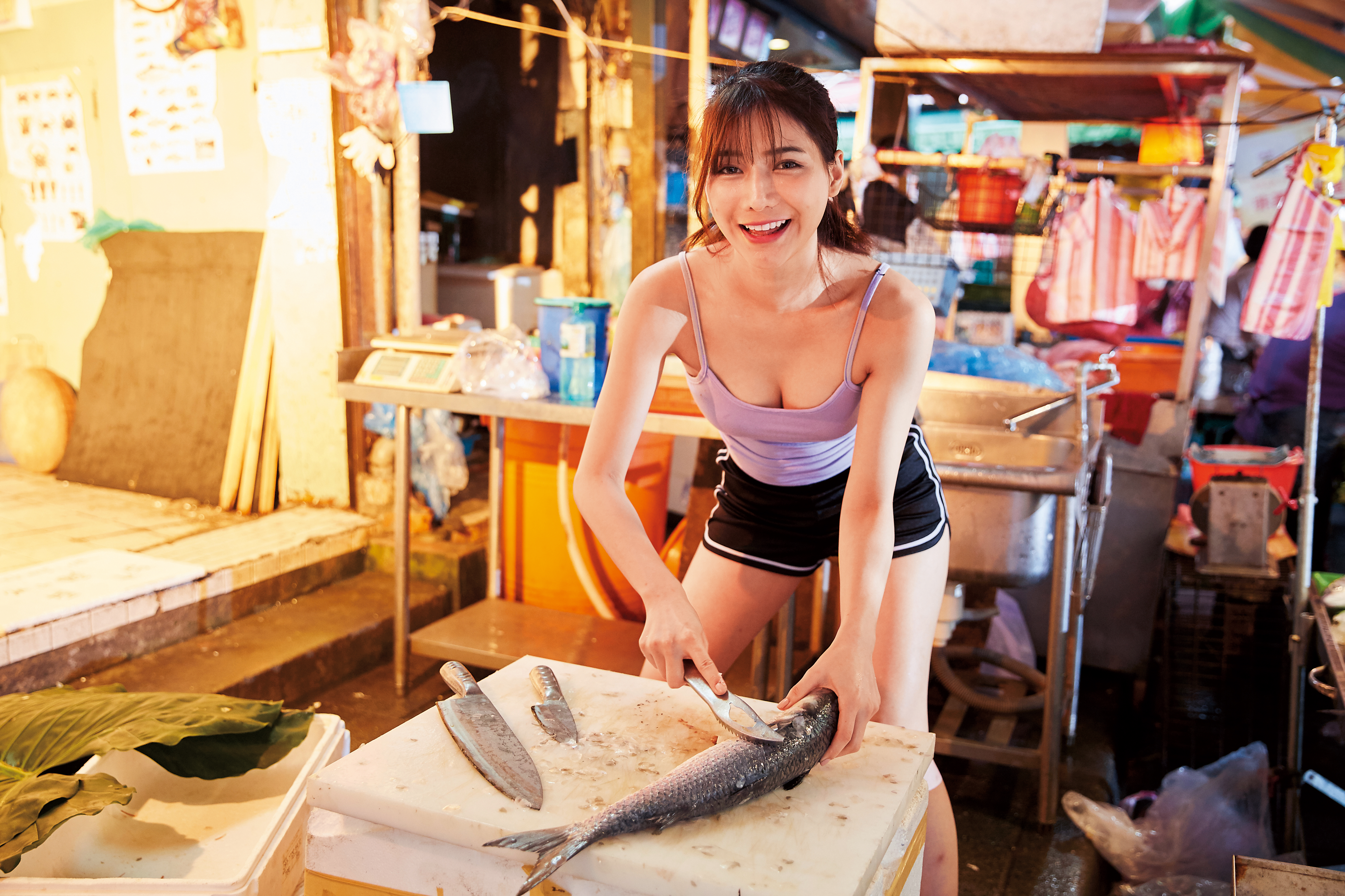 阿澎家裡是魚販，她從小就幫家裡賣魚，殺魚清理內臟都沒問題。