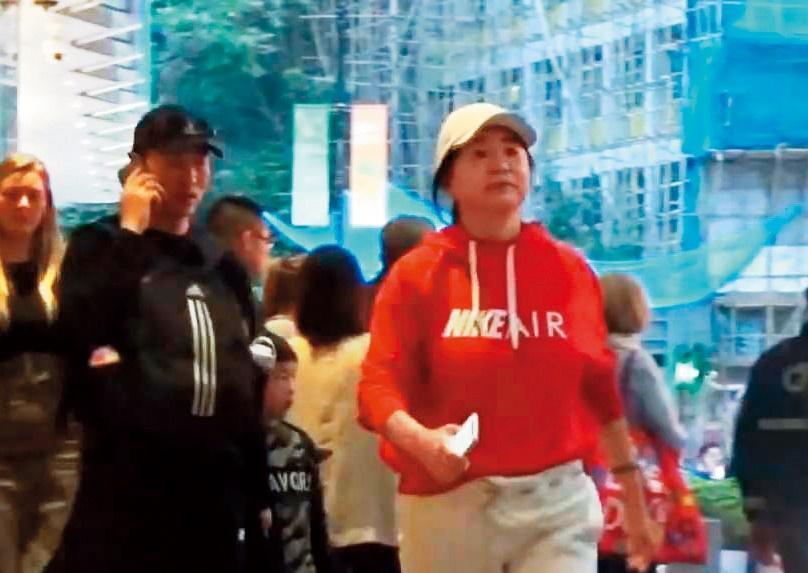 農曆年前林青霞（右）被目擊在中環逛街，當時的她穿著一身運動服，樣子略顯福態。（翻攝自八八通影片）
