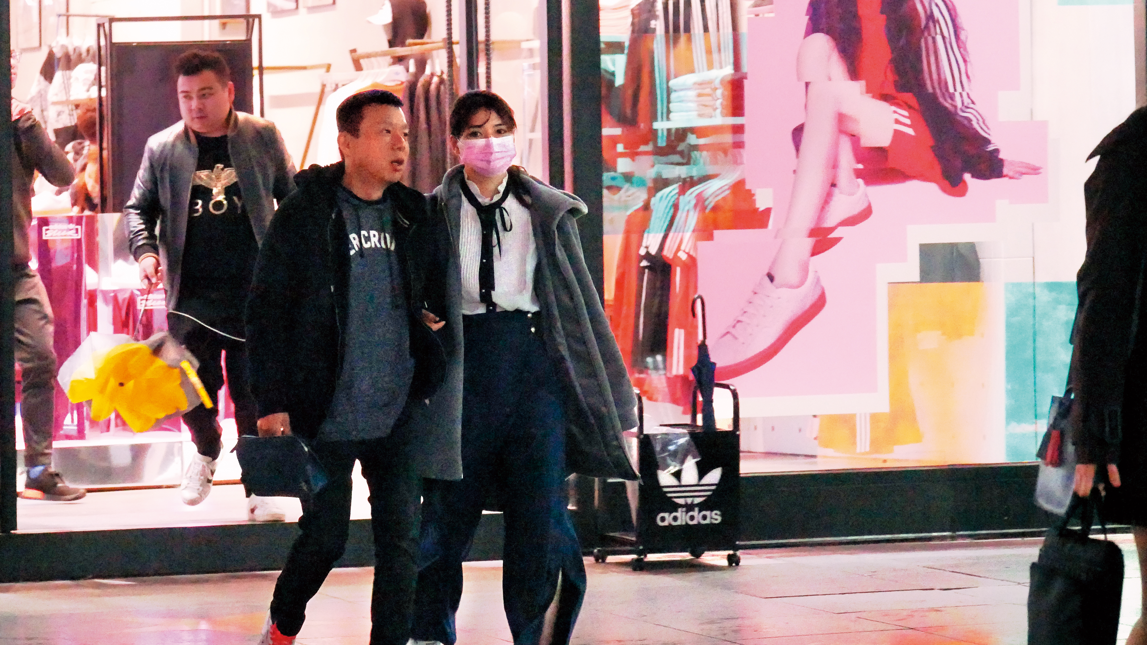 3/0722:03 阿澎拋開偶包，當街與男友親密勾手。