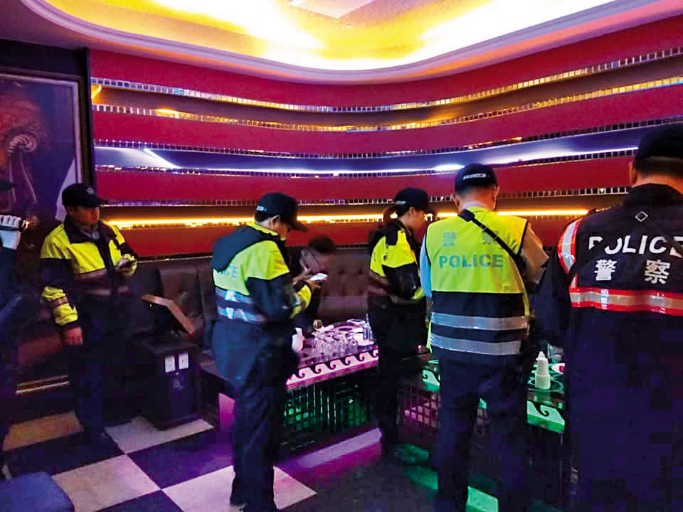 蘇貞昌對治安說重話，各警察局長紛紛率隊到酒店臨檢。（翻攝台南市政府警察局臉書）