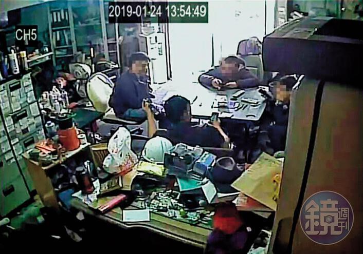 囂張的黑衣人強占印北辦公室，要求公司負責人出來協談。（讀者提供）