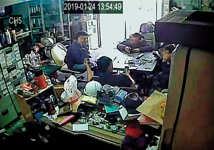囂張的黑衣人強占印北辦公室，要求公司負責人出來協談。（讀者提供）