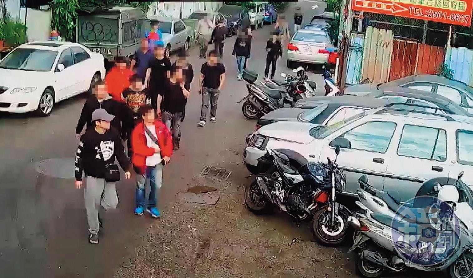 大批黑衣人押著蔡姓少東進入印北報廢車回收場談判，想爭食非洲外銷大餅。