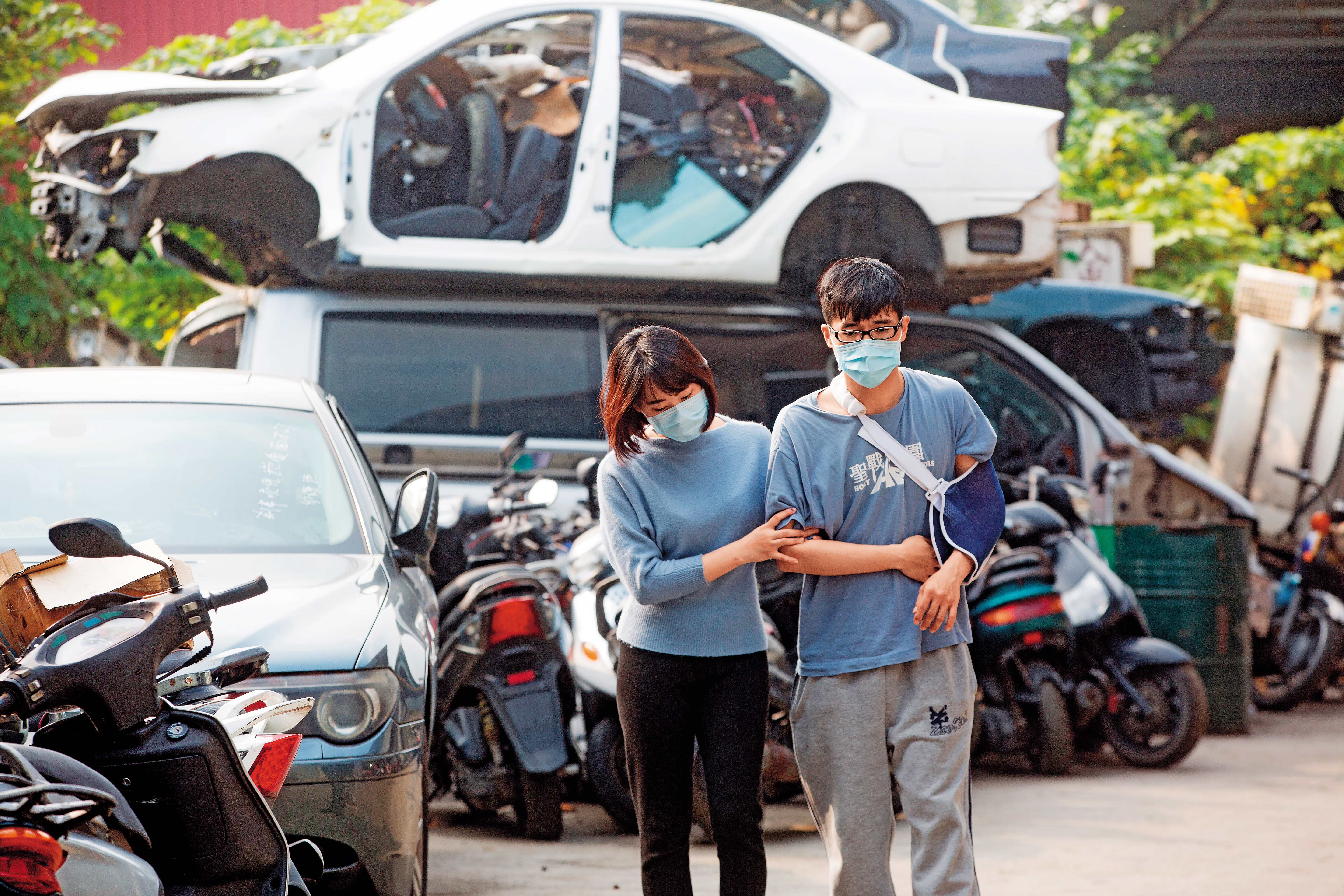 印北實業蔡姓兄妹遭到黑衣人持特製扁鑽砍殺。