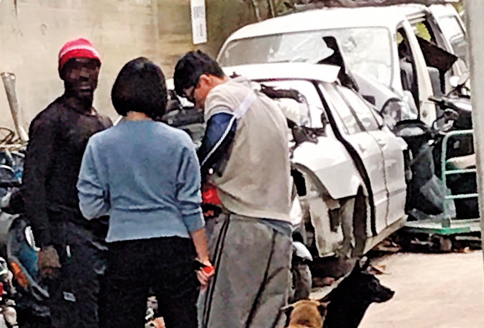 蔡姓少東（右）帶著傷接待前來收購台灣報廢回收車的非洲商人（左）。