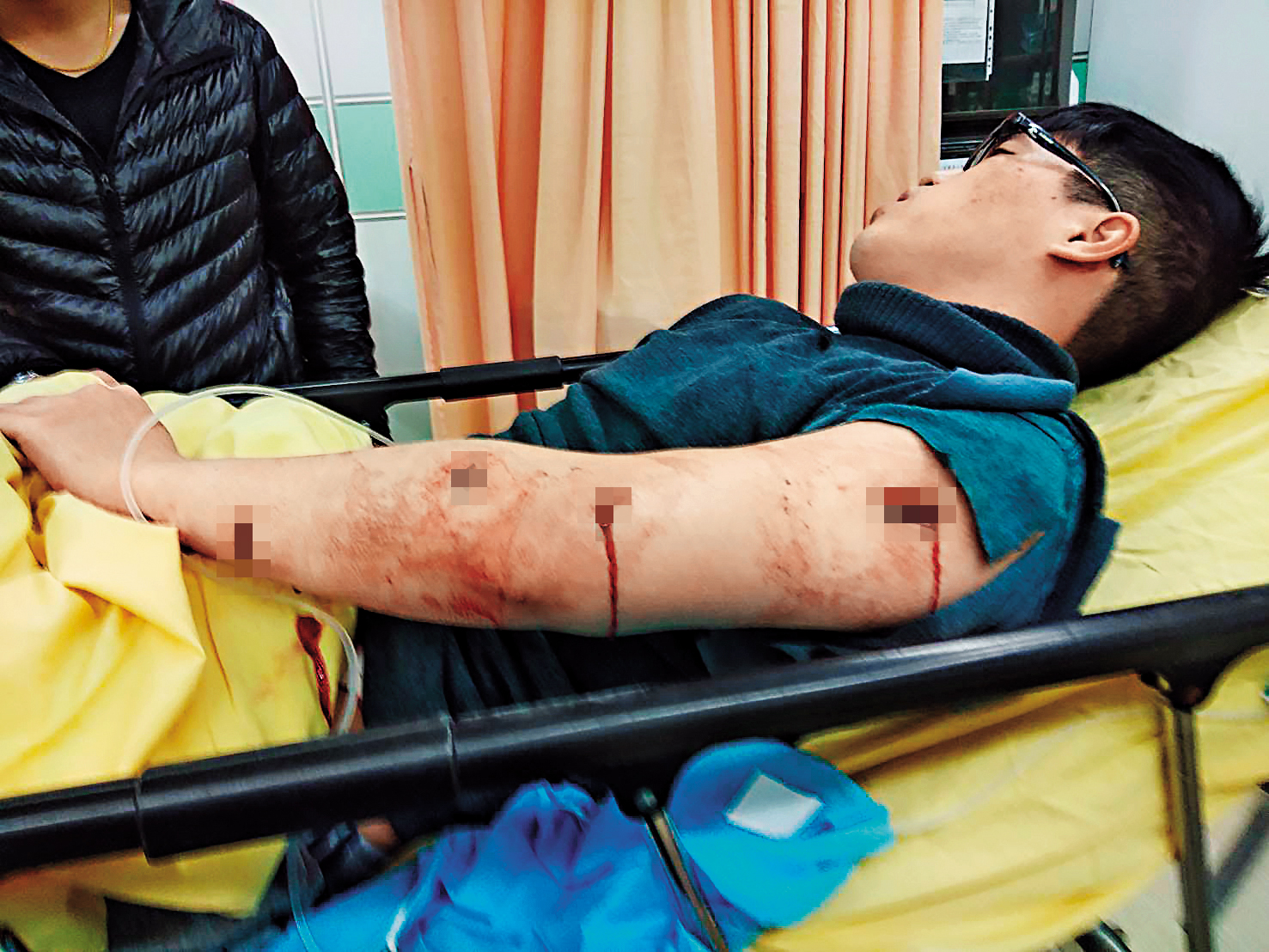 蔡姓少東在住家樓梯間遭到攻擊，身中5刀。