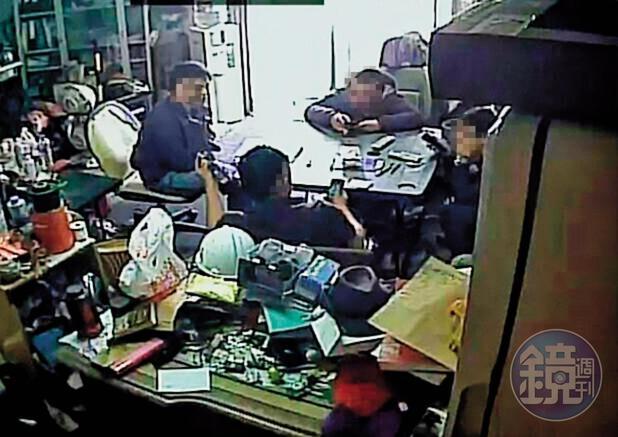 囂張的黑衣人強占印北辦公室，要求公司負責人出來協談。（讀者提供）