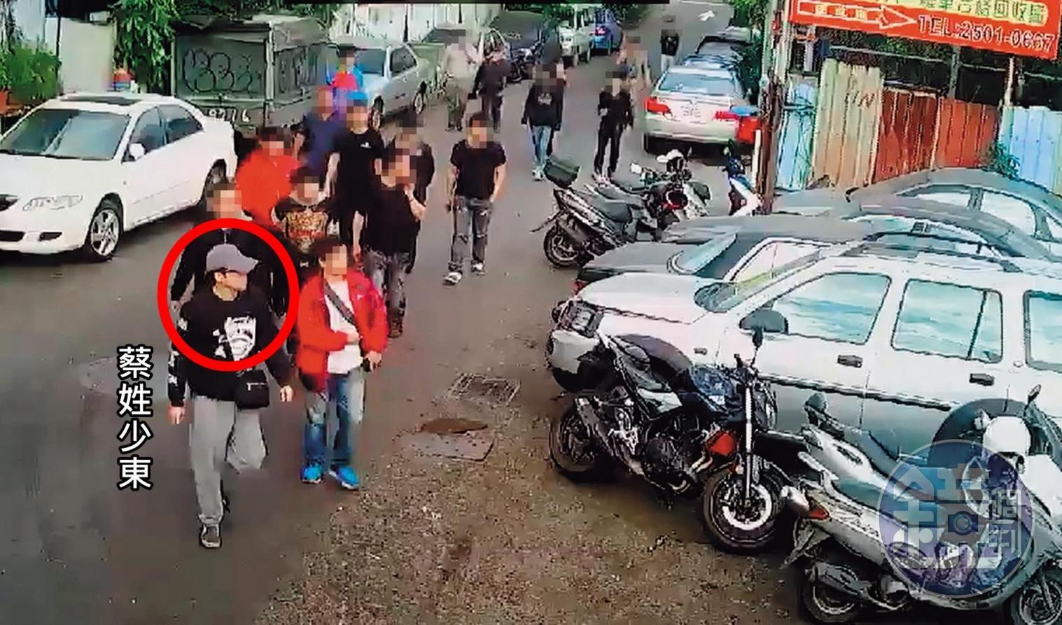 大批黑衣人押著蔡姓少東進入印北報廢車回收場談判，想爭食非洲外銷大餅。