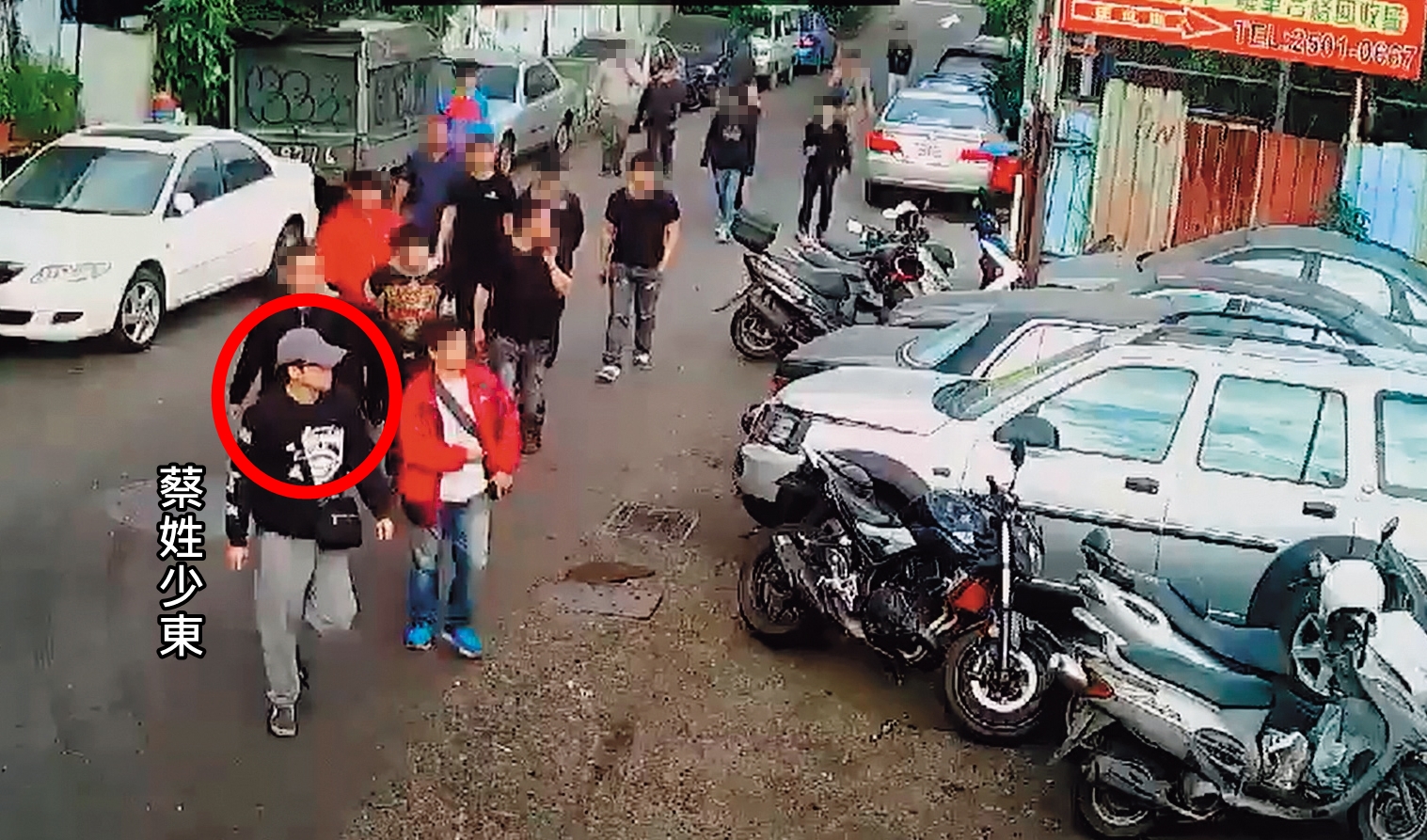 大批黑衣人押著蔡姓少東進入印北報廢車回收場談判，想爭食非洲外銷大餅。