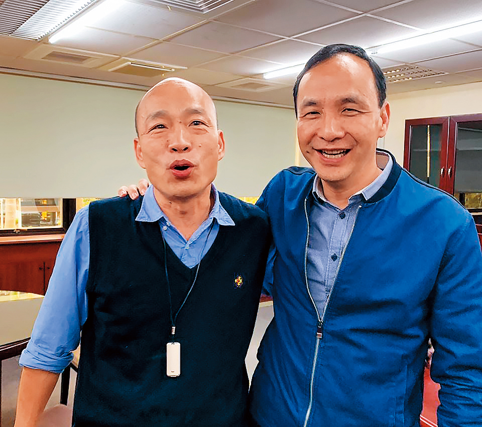 為搶搭韓流,朱立倫(右)5日南下拜會韓國瑜(左),2人熱情擁抱,朱更強調2人不會是對手。(翻攝朱立倫臉書)