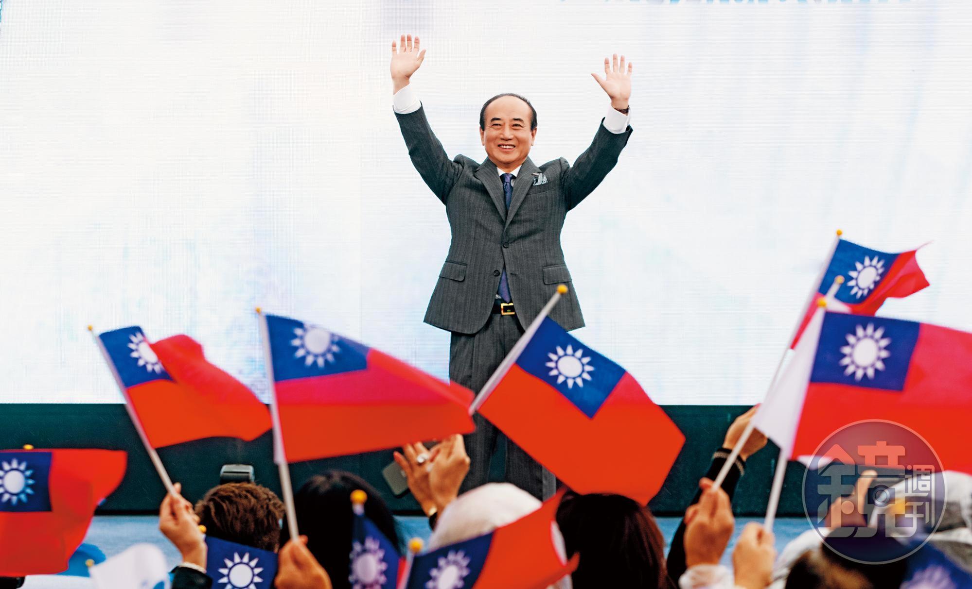 前立法院長王金平7日在國旗旗海簇擁下宣布參選,仿效高雄市長韓國瑜選舉場景,爭取深藍支持。
