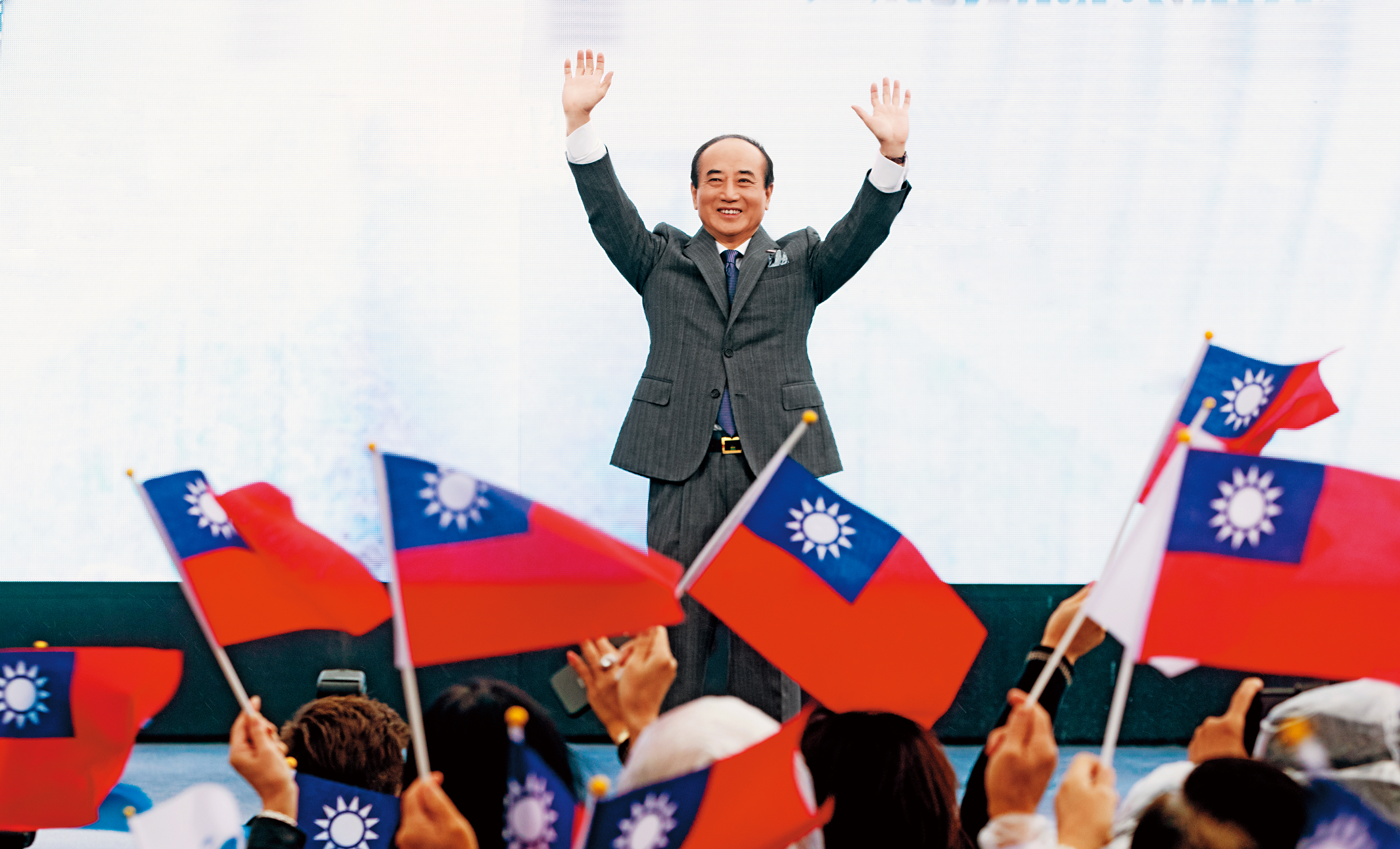 前立法院長王金平7日在國旗旗海簇擁下宣布參選，仿效高雄市長韓國瑜選舉場景，爭取深藍支持。