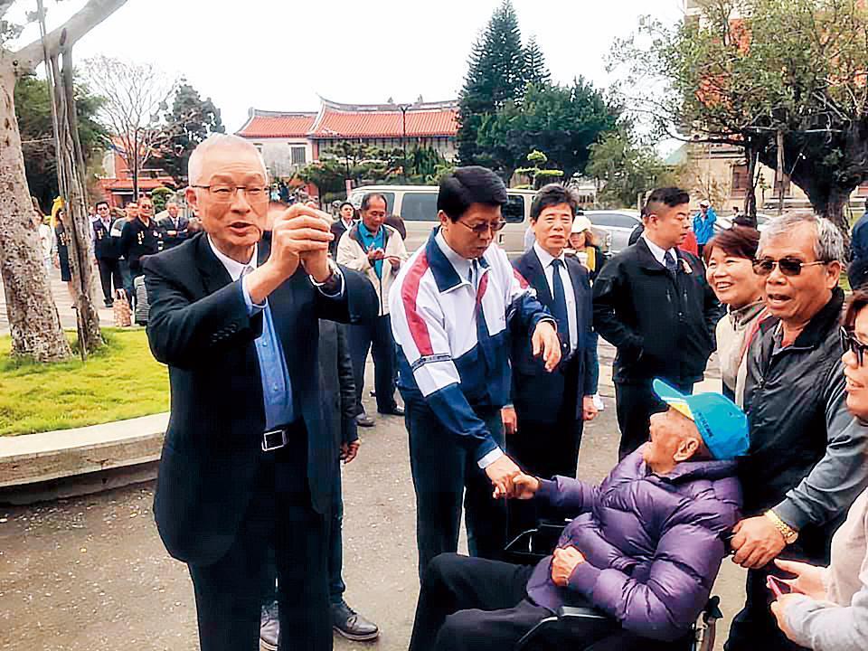 國民黨主席吳敦義日前南下陪同台南市立委候選人謝龍介拉票,力拚在深綠選區突圍,再添戰功。(翻攝吳敦義臉書)
