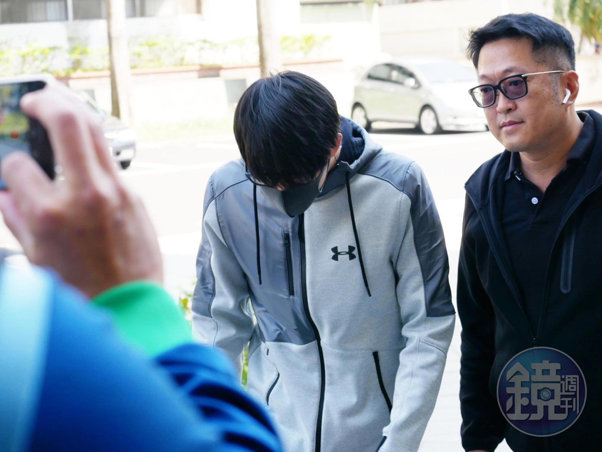 張庭瑚抵達士林地檢署時低頭不發一語。