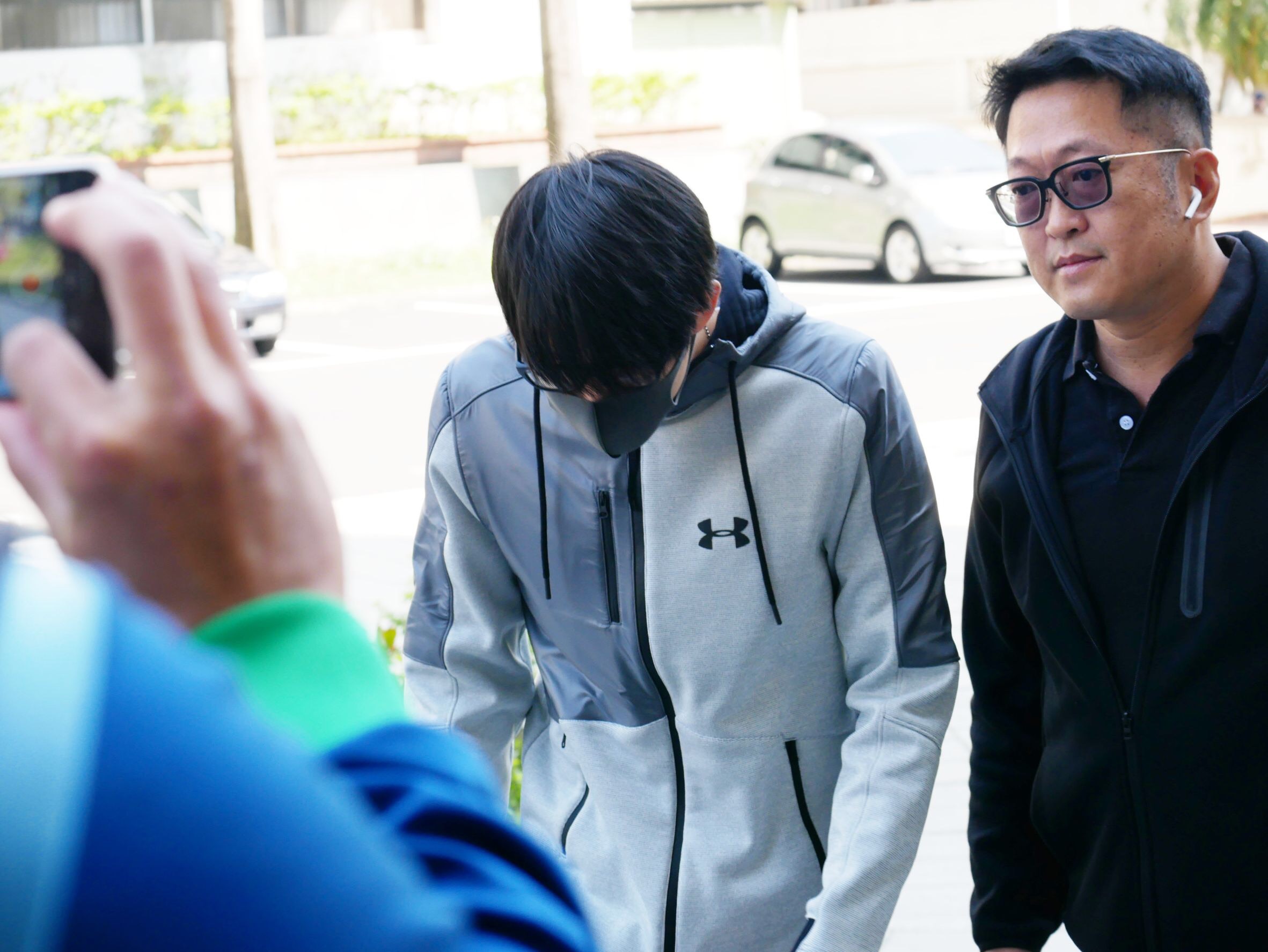 張庭瑚抵達士林地檢署時低頭不發一語。