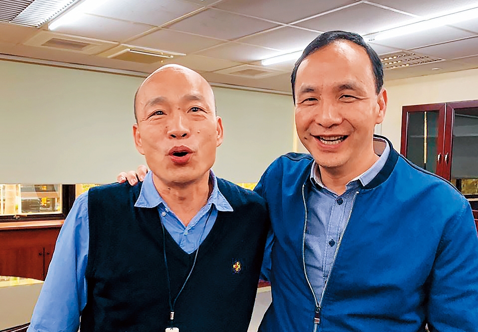 為搶搭韓流，朱立倫（右）5日南下拜會韓國瑜（左），2人熱情擁抱，朱更強調2人不會是對手。（翻攝朱立倫臉書）