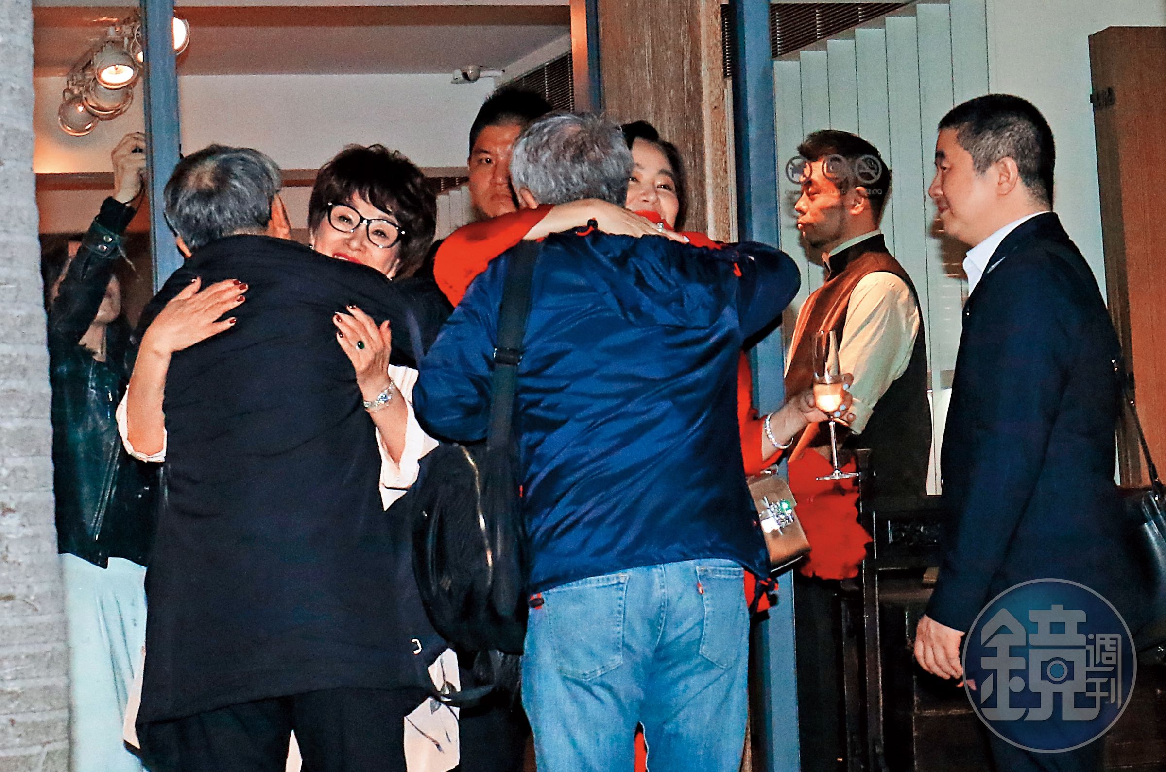 22:39 林懷民與蔣勳離場時，分別與徐楓、林青霞相擁道別，還約定「以後要常見面」。