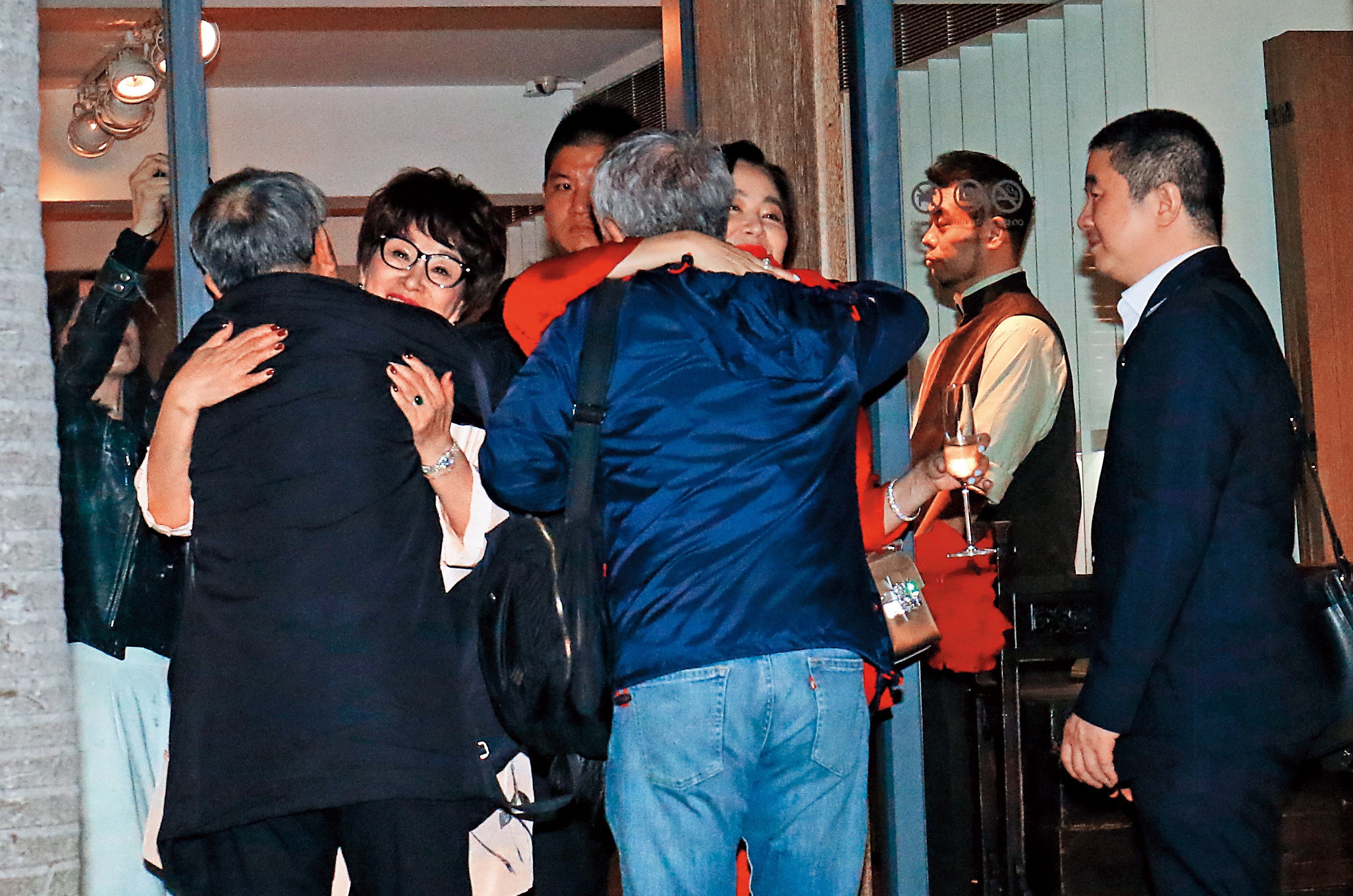 22:39 林懷民與蔣勳離場時，分別與徐楓、林青霞相擁道別，還約定「以後要常見面」。