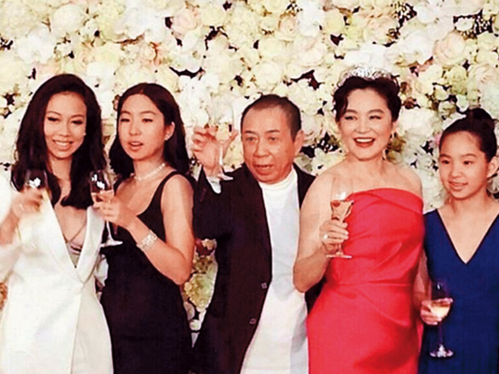 2014年邢李㷧（右三）為愛妻林青霞（右二）在香港半島酒店辦60歲生日趴，3個女兒也出席，舉杯慶賀。（翻攝自微博）