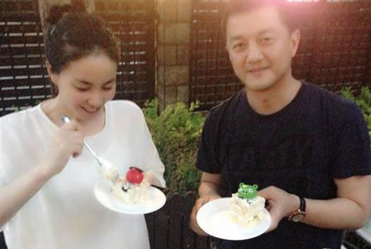 王菲、李亞鵬為有唇額裂的女兒李嫣成立慈善基金會，還會為女兒合體。（翻攝自微博）