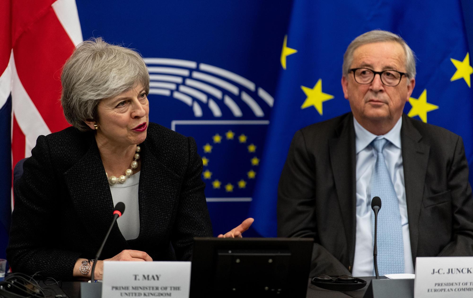 英國首相梅伊與歐盟執委會主席榮科在達成修改脫歐協議部分條例後，一同開記者會說明。（東方IC）