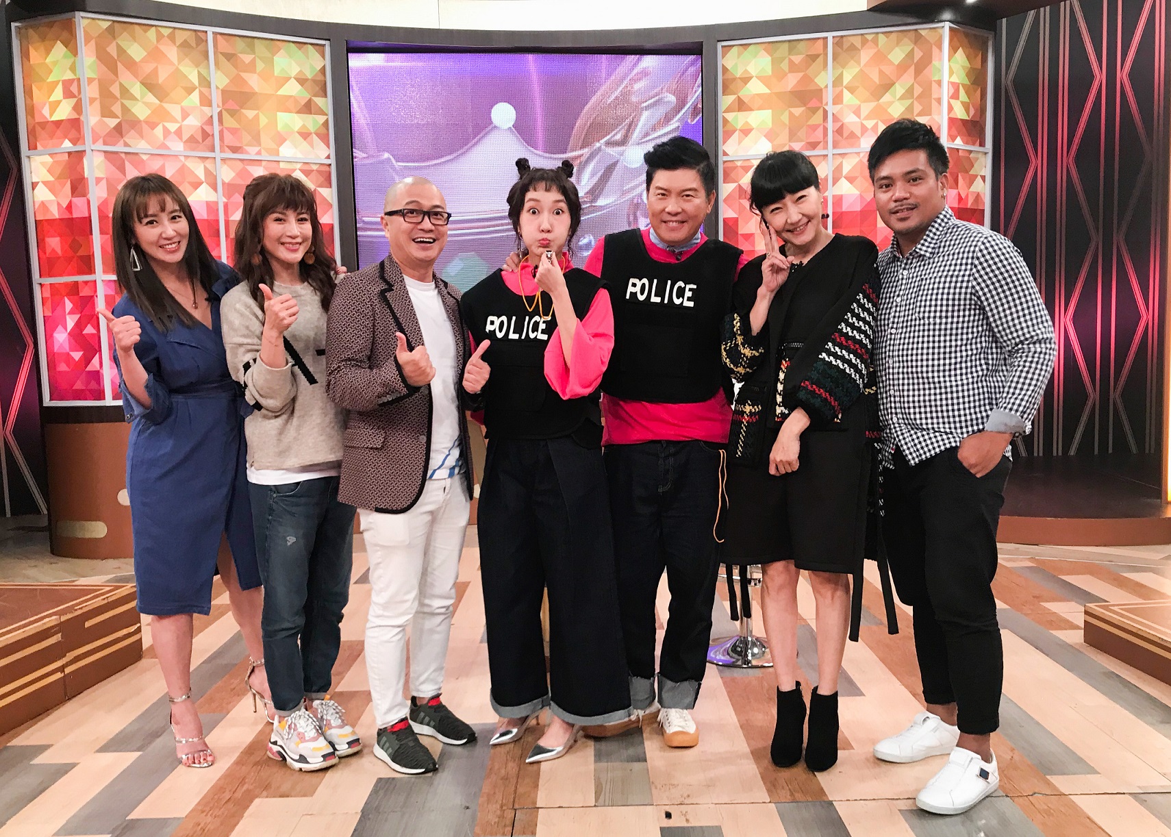 撒基努、鄭仲茵、蔡允潔等人上衛視中文台《一袋女王》，分享曾經與波麗士大人接觸發生的驚奇事件。（衛視提供）