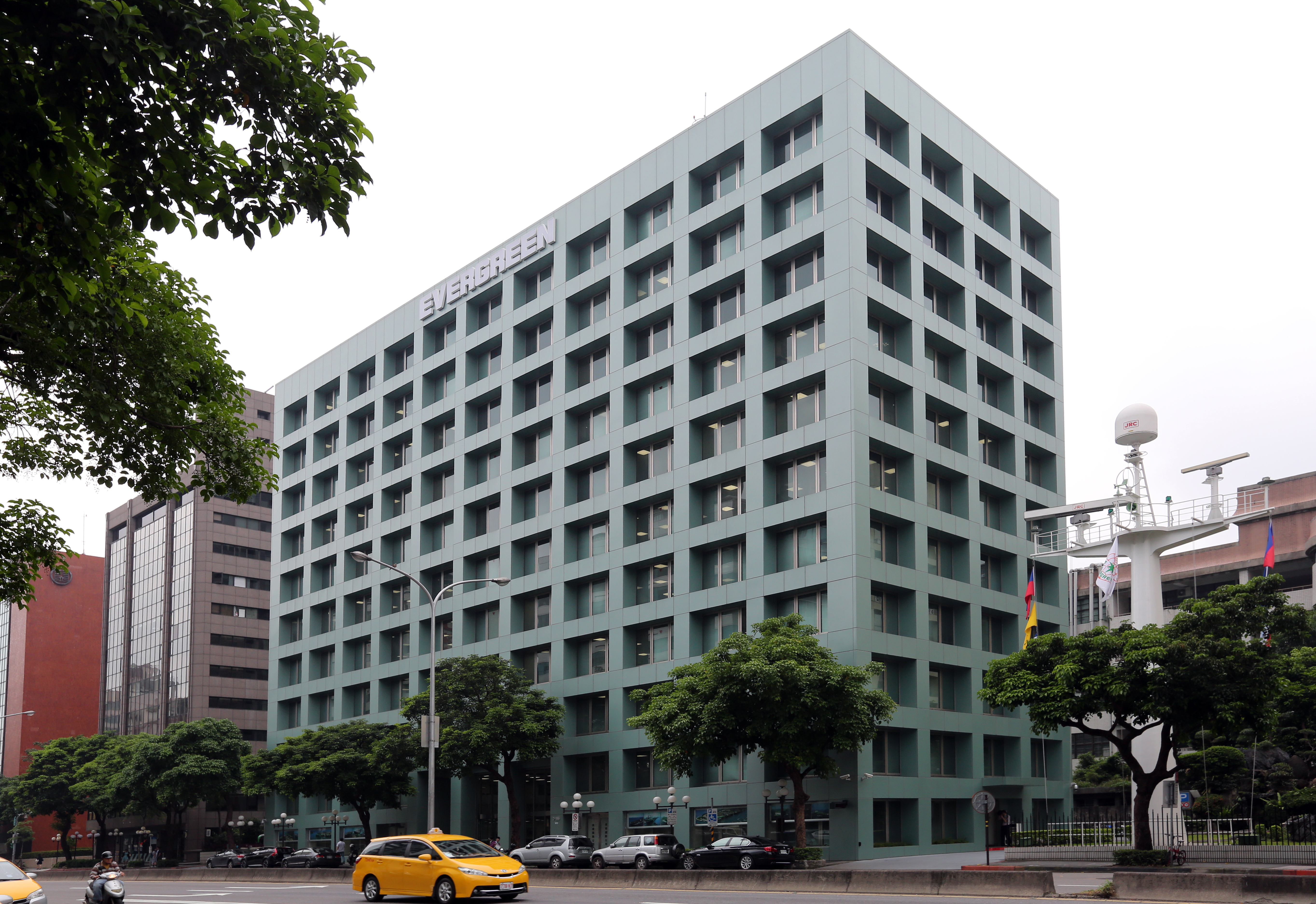 長榮集團2016年裁撤管理總部後，長榮國際接續扮演管理總部的功能。