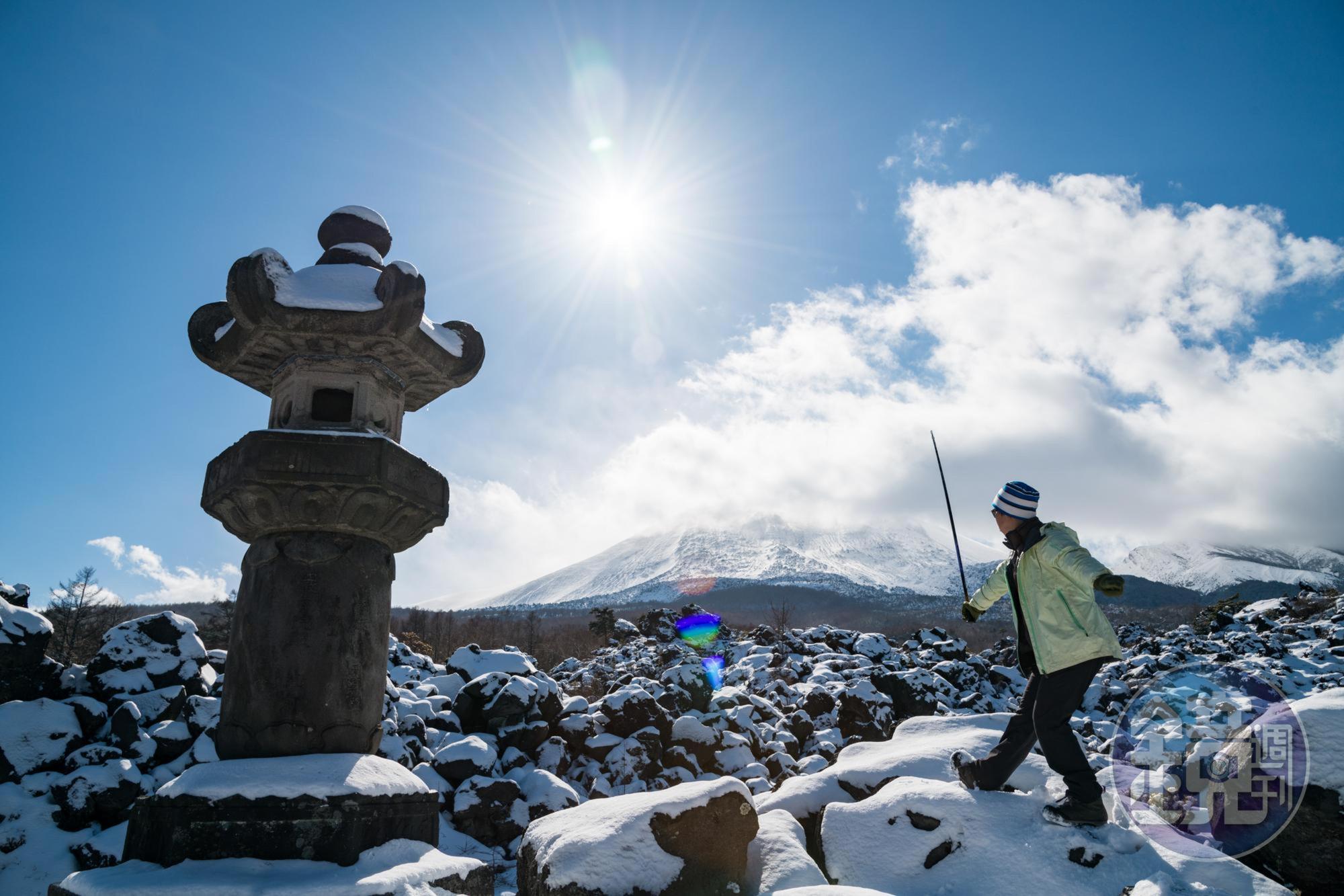 壯觀的鬼押出園，大小火山石林立。